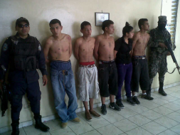 Con taxi y una pistola caen mareros de la 18