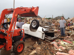 Residentes de localidad de EUA arrasada por tornado inician reconstrucción