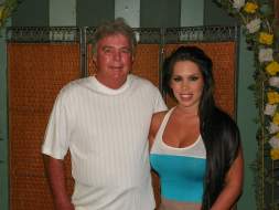 Polémica modelo dice que será la imagen de Azules Unidos