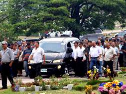 Como un héroe dan último adiós al fiscal Orlan Chávez