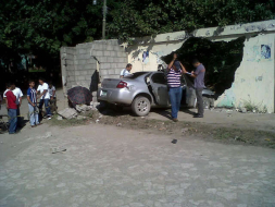 Carro embiste a familia y mata a niño de 2 años