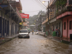 Fuertes lluvias dejan una familia damnificada en Tela