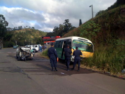 Se incendia carro al chocar con un bus: un muerto