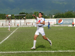 Sula saborea su primer triunfo ante Arsenal