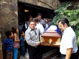 Como un héroe dan último adiós al fiscal Orlan Chávez