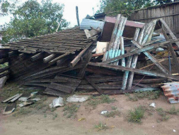 Al menos 60 casas destruidas por vientos racheados en Colón