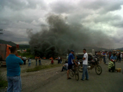 Vecinos de Villanueva liberan carretera luego de tres horas de toma