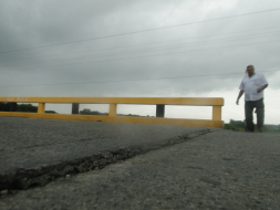 Fisuras en el puente de La Burra preocupa a pobladores