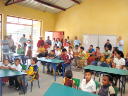 Niños dejan galeras y reciben clases en nuevas escuelas