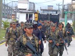 Decomisan armas blancas, droga y celulares en Penitenciaría Nacional