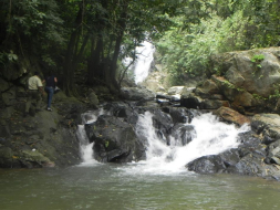 Bellas cascadas naturales esperan a turistas en aldea La Jutosa