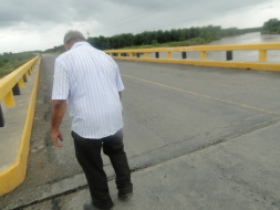 Fisuras en el puente de La Burra preocupa a pobladores