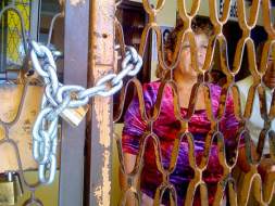 Maestros encadenan a empleados de Educación