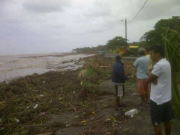 Evacúan a decenas de personas por desborde de río en La Ceiba