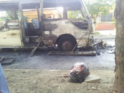 Bus se incendia en choque con una moto: un muerto