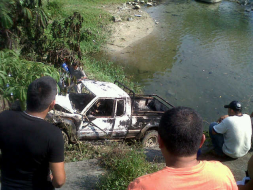 Vehículo se incendia al caer a río: 2 muertos