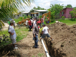 Limpian cunetas en La Lima