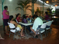 Evacúan a decenas de personas por desborde de río en La Ceiba