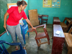 Maestra hondureña que dicta clases a seis grados clama ayuda
