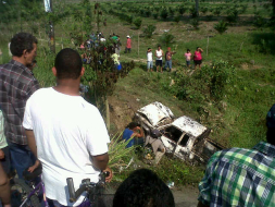 Vehículo se incendia al caer a río: 2 muertos