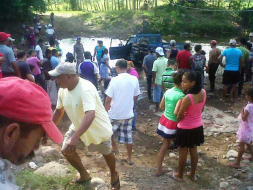 Encuentran tres hombres muertos en paila de carro