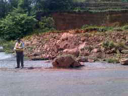 Derrumbe provoca caos en carretera Panamericana
