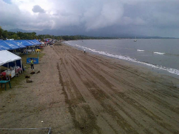 Limpian playas en Puerto Cortés y esperan más veraneantes