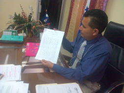 Exdirector Gilberto Benítez se toma Departamental de Educación de Cortés