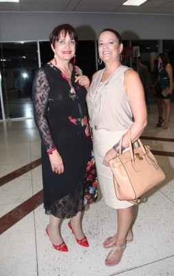 Noche para exponer el arte hecho mujer