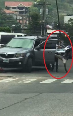 VIDEO: En pleito termina accidente entre conductores en Tegucigalpa