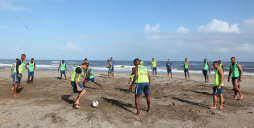 Selección de Honduras entrena en las playas de Puerto Cortés