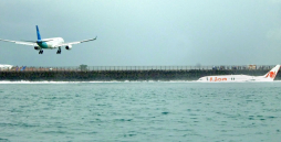 Indonesia: Un avión cae al mar, se parte al medio y nadie muere