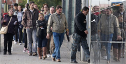 El desempleo supera el 25% en España; un récord