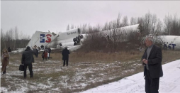 Al menos cuatro muertos al salirse de la pista un avión en Moscú