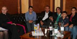 Reciben a familia Lobo en el Vaticano