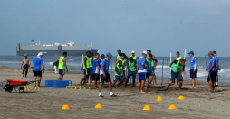 Selección de Honduras entrena en las playas de Puerto Cortés