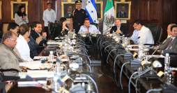 Lobo amenaza con decomisar pasaportes