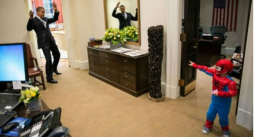 Obama fue atacado por el hombre araña