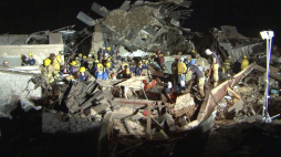 Socorristas corren para hallar sobrevivientes del tornado de Oklahoma
