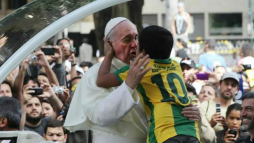 Video: El niño que hace llorar al Papa Francisco en Brasil