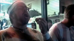 Muere un hombre tras comer cucarachas vivas en concurso