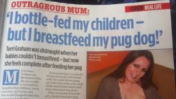 Mujer amamanta a su perro