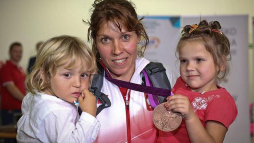 Atleta vende su medalla para ayudar a niña enferma