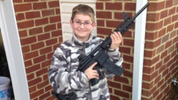 Foto de niño con rifle desata polémica actuación policial