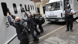 Cameron promete medidas enérgicas para frenar disturbios