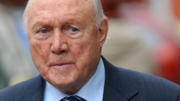 Un presentador británico se declara culpable de 14 cargos de abusos a niñas