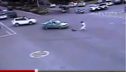 Padre salva a su pequeña hija tras caer de auto