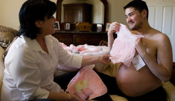 El hombre 'embarazado' no logra divorciarse