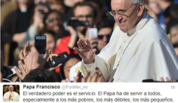 Francisco escribe en Twitter que el papa ha de servir a los más pobres