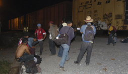 Congresistas proponen proyecto para reformar política migratoria